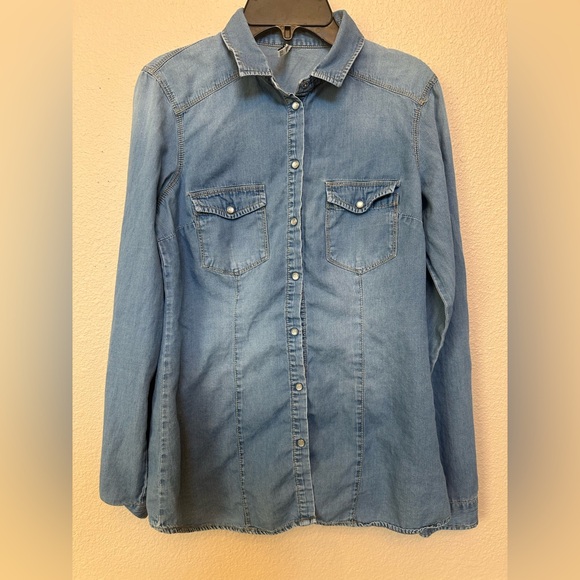stradivarius Tops - STRADIVARIUS DENIM SHIRT PEARL SNAP WOMENS BLUE BUTTON UP LONG SLEEVE SMALL